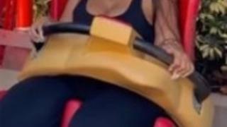 Sosyal medya fenomeni Gracie Bon'un zor anları! Tema parkında bindiği oyuncağa kalçası sıkışınca isyan etti: Daha büyük yapın