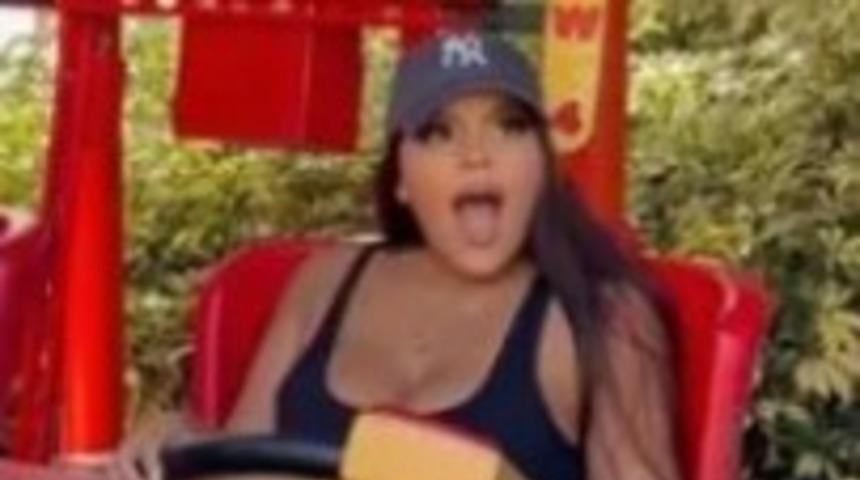 Sosyal medya fenomeni Gracie Bon'un zor anları! Tema parkında bindiği oyuncağa kalçası sıkışınca isyan etti: "Daha büyük yapın"