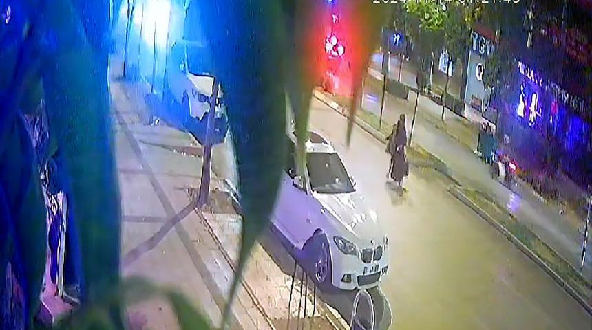 Otomobilin çarptığı anne ve oğlunun üzerinden arkadan gelen araç geçti: 2 ağır yaralı