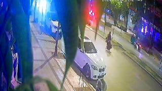 Otomobilin çarptığı anne ve oğlunun üzerinden arkadan gelen araç geçti: 2 ağır yaralı