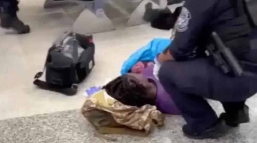 Bilet gişesinde sıranın kendisine gelmesini bekleyen kadın doğum yaptı! Havalimanı personeli doğum için seferber oldu