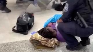 Bilet gişesinde sıranın kendisine gelmesini bekleyen kadın doğum yaptı! Havalimanı personeli doğum için seferber oldu