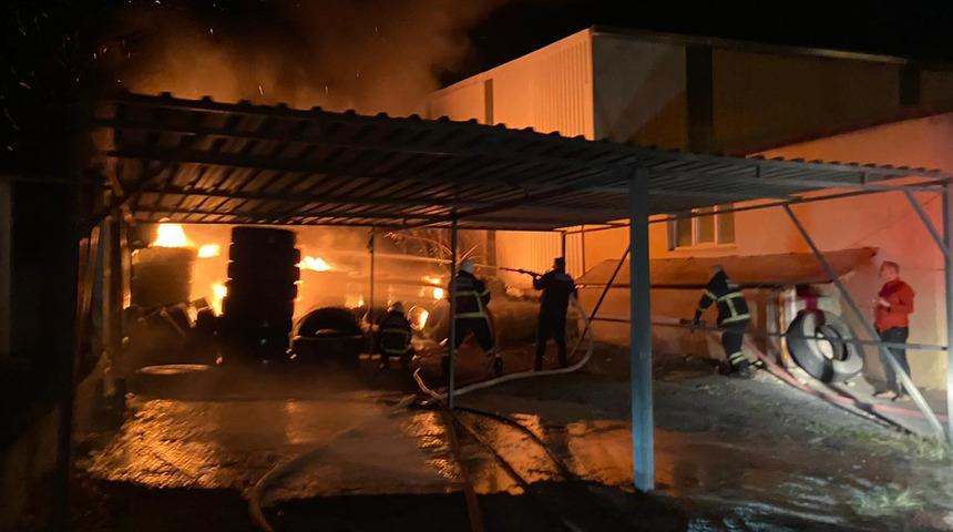 Hatay'da lastikçide yangın çıktı! Alevler geceyi aydınlattı