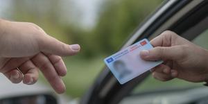 Yargıtay'dan ehliyetsiz s&uuml;r&uuml;c&uuml; kararı! Araca &ccedil;arpan cezayı &ouml;der