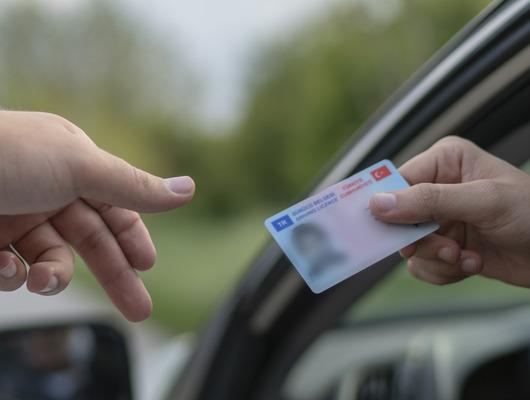Yargıtay'dan ehliyetsiz s&uuml;r&uuml;c&uuml; kararı! Araca &ccedil;arpan cezayı &ouml;der