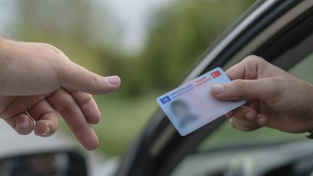 Yargıtay'dan ehliyetsiz sürücü kararı! Araca çarpan cezayı öder