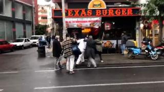 Oğlu kavgaya karışında dayanamadı, bastonuyla saldırdı... Ancak saldırdığı kişi karşı taraf değil oğlu oldu!