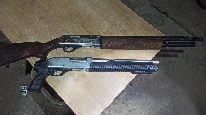 Adana'da 2 ruhsatsız tüfek ile el bombası ele geçirildi