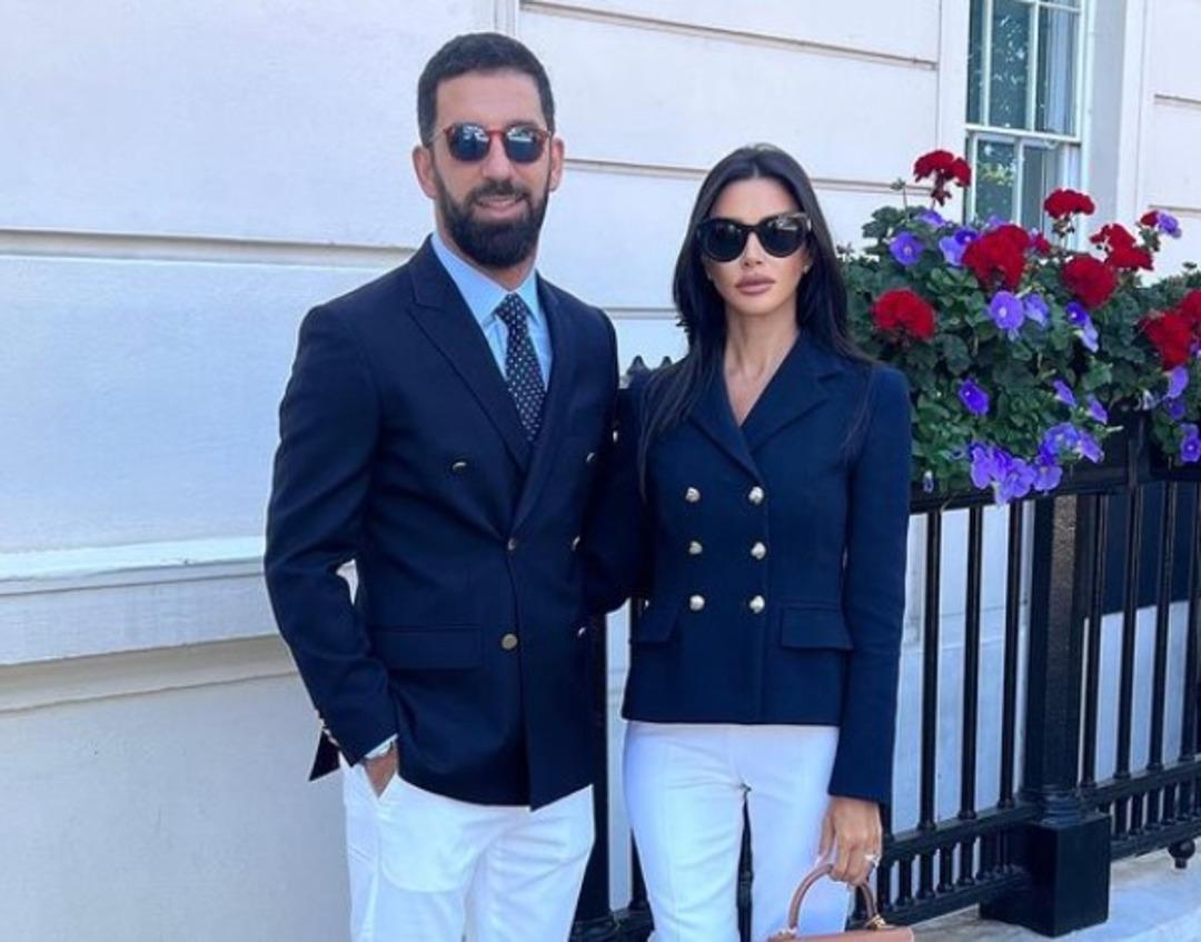 Yurtdışından &ouml;zel getirilen siyah tuvalet kağıdı uzun s&uuml;re konuşulmuştu! Arda Turan ve Aslıhan Doğan Turan'ın 3 katlı l&uuml;ks evi g&uuml;ndemde! 'Saray yavrusu' 