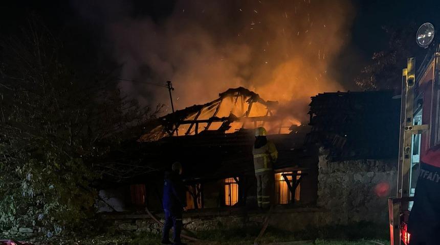 Karabük'te çıkan yangında tek katlı ev kullanılamaz hale geldi