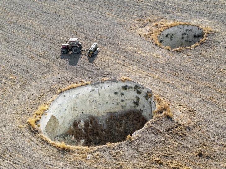 Hem 'ralli' hem ekim... 100 dekarda 8 büyük obruk! Korkuyor ancak mesleği olan çiftçiliği de bırakmıyor G1