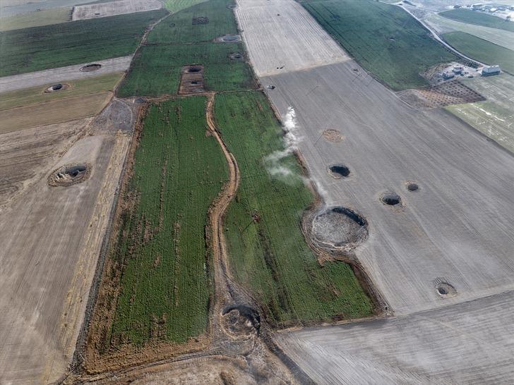 Hem 'ralli' hem ekim... 100 dekarda 8 büyük obruk! Korkuyor ancak mesleği olan çiftçiliği de bırakmıyor G4