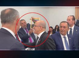 Bakan Şimşek'e ilginç karşılama: CHP'li isim elindeki abaküsü çıkarıp gösterdi