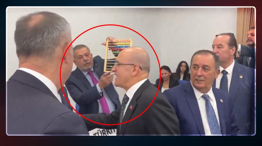 Bakan Şimşek'e ilginç karşılama: CHP'li isim elindeki abaküsü çıkarıp gösterdi
