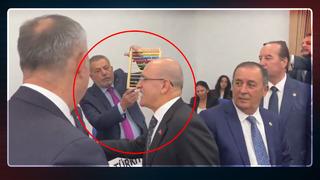 Bakan Şimşek'e ilginç karşılama: CHP'li isim elindeki abaküsü çıkarıp gösterdi