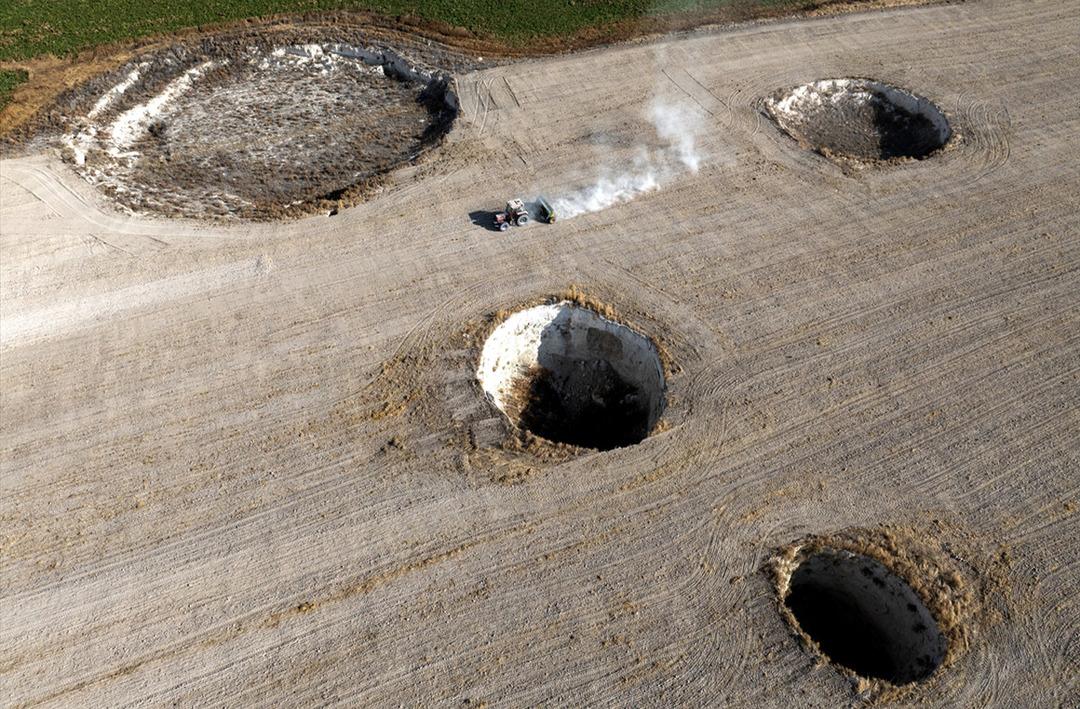 Hem 'ralli' hem ekim... 100 dekarda 8 b&uuml;y&uuml;k obruk! Korkuyor ancak mesleği olan &ccedil;ift&ccedil;iliği de bırakmıyor