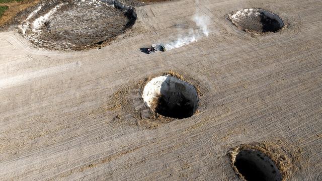 Hem 'ralli' hem ekim... 100 dekarda 8 büyük obruk! Korkuyor ancak mesleği olan çiftçiliği de bırakmıyor