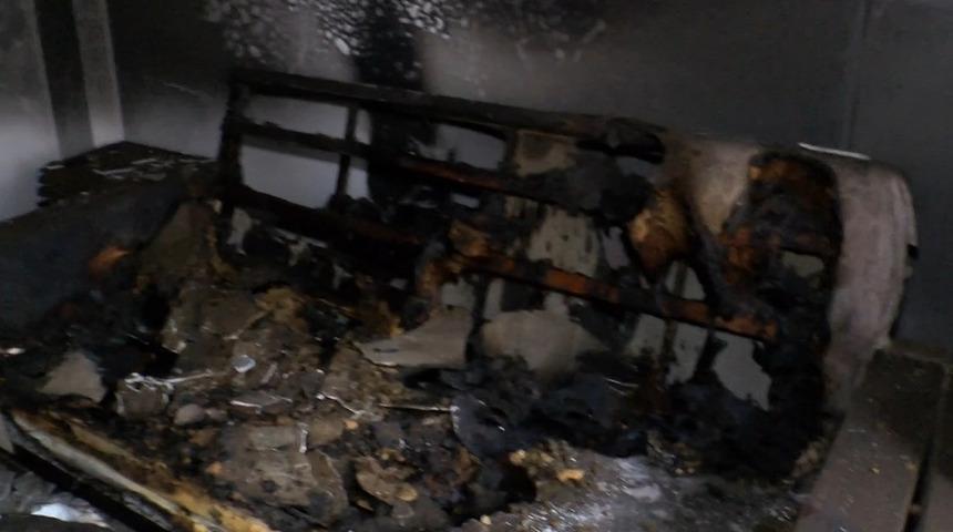 Ev sahibi kardeşim gelecek dedi... Evden çıkmak istemeyen kiracı çareyi evi yakmakta buldu!