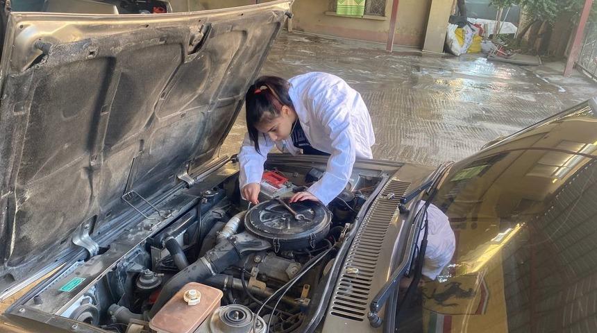 17 yaşındaki kız babasının mesleğine merak sardı! Sanayinin g&ouml;zde &ccedil;ırağı oldu