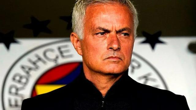 Fenerbahçe'de Ocak ayının ilk ayrılığı kesinleşti! Jose Mourinho, yıldız oyuncunun biletini kesti