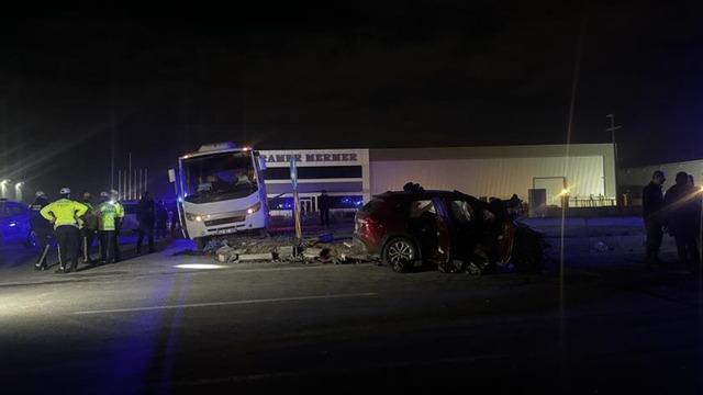 Polis minibüsü ile otomobil çarpıştı! 1 ölü, 11 yaralı