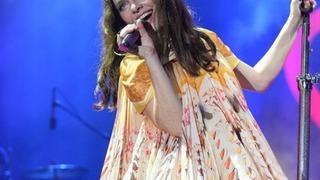 Akaretler'deki evini kapatıp doğaya kaçmıştı! Nil Karaibrahimgil sahne tarzıyla dillere düştü! ''Kağıt avize gibi''