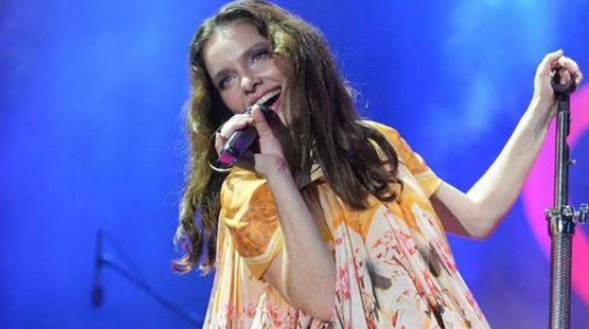 Akaretler'deki evini kapatıp doğaya kaçmıştı! Nil Karaibrahimgil sahne tarzıyla dillere düştü! ''Kağıt avize gibi''