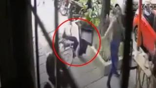 Mükemmel zamanlama! Bisikletli telefon hırsızı yanından çekerken önce ayağa kalktı sonra oturduğu sandalyeyi fırlatarak onu durdurdu: Sosyal medyada kahraman ilan edildi