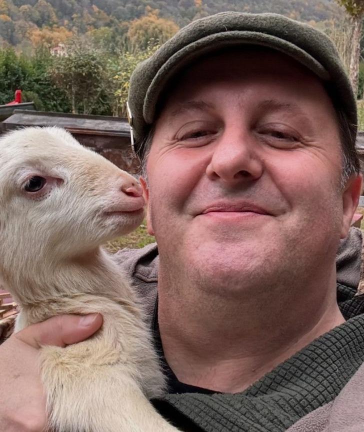 İshaklı Köyü’nde 17 dönümlük araziye çiftlik kurmuştu! İlker Ayrık doğa ile iç içe yaşamıyla gündem oldu G3