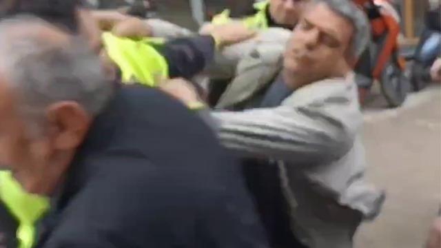 Olay görüntüler: Motosikletinin çekilmesine sinirlendi! Polisle yumruk yumruğa kavga etti