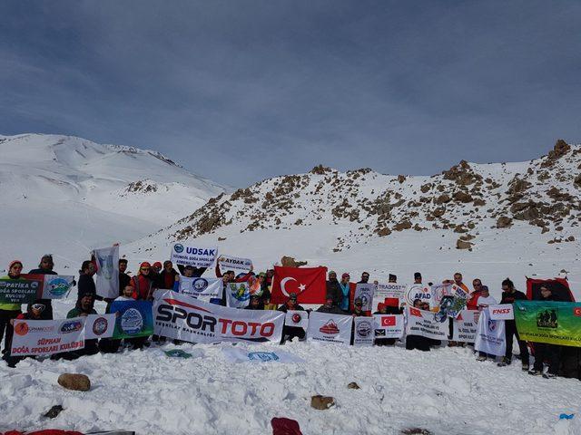 Süphan Dağı kış tırmanışında 28 dağcı zirve yaptı