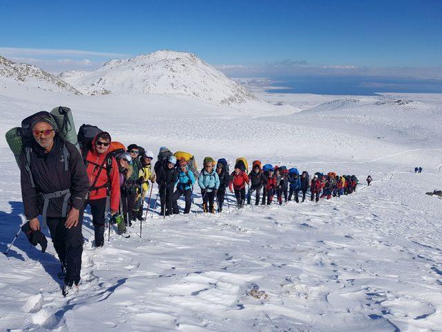 Süphan Dağı kış tırmanışında 28 dağcı zirve yaptı