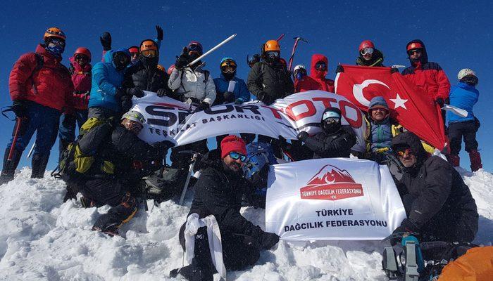 Süphan Dağı kış tırmanışında 28 dağcı zirve yaptı