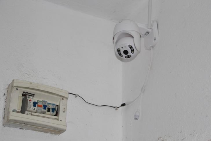 2 yılda 400'den fazla polis geldi! Kapısına kamera taktırınca gördüklerine inanamadı! Kadın komşusu bakın neler yapmış G2