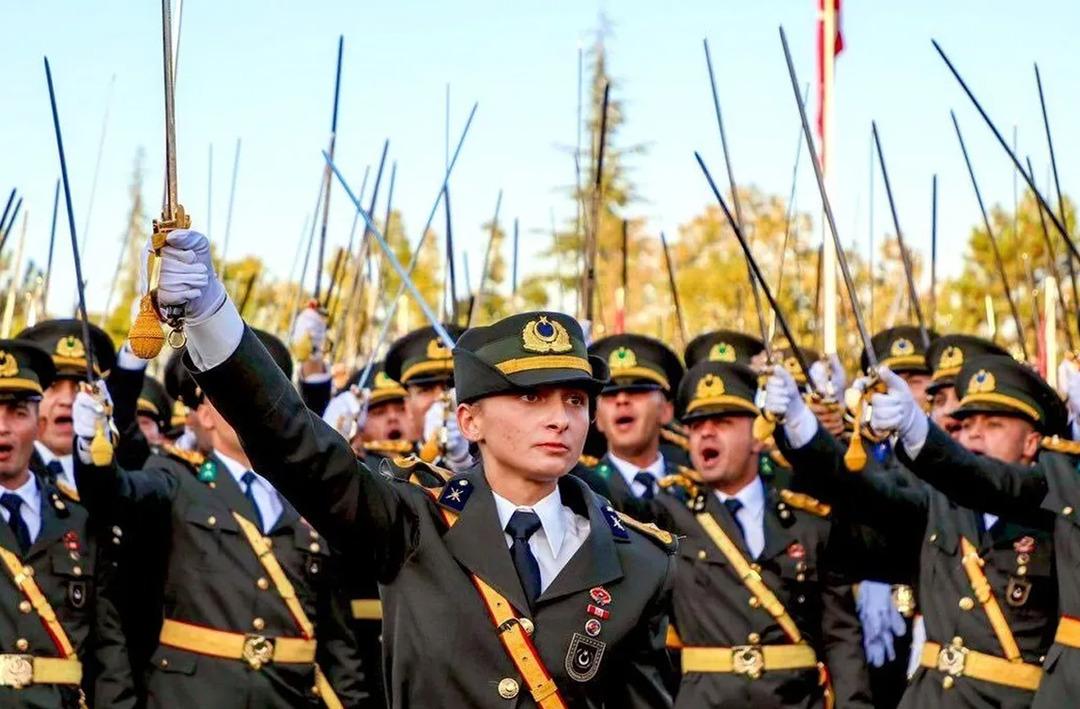 Teğmenlerin kılıçlı yeminiyle ilgili yeni gelişme! Savunmaları istendi,  Yüksek Disiplin Kurulu'na sevk edilecekler - Mynet Yaşam