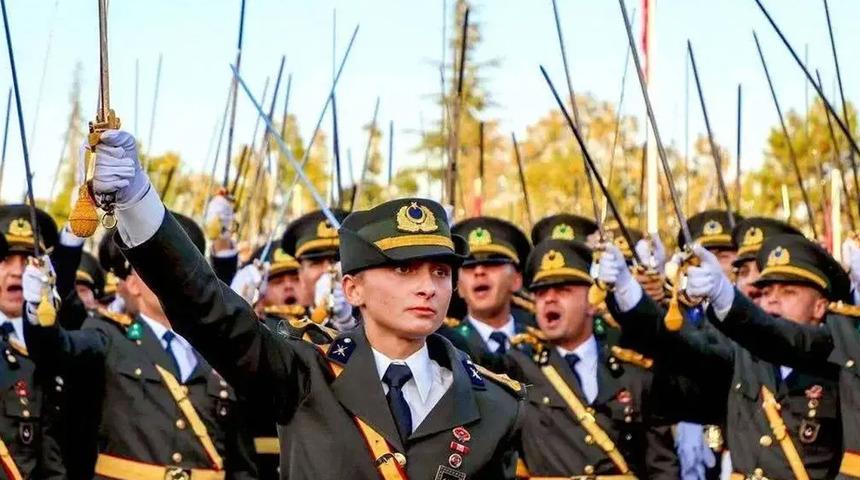 Teğmenlerle ilgili peş peşe açıklamalar! Özgür Özel: 'Kabul edilemez'