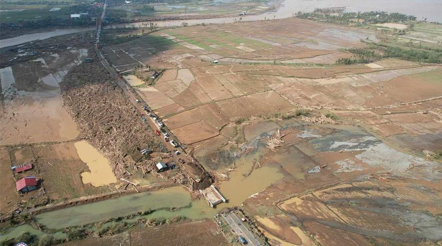 Filipinler Man-Yi tayfunun kıskacında! 650 bin kişi tahliye edildi, dalga boyu 14 metreyi buldu