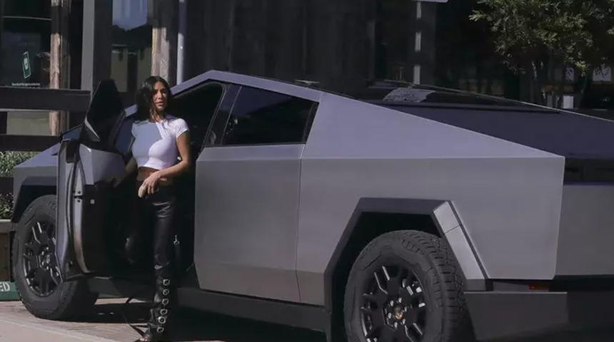 Kim Kardashian Tesla Cybertruck ile kural ihlali yaptı! Arabadaki o detay polisin gözünden kaçmadı