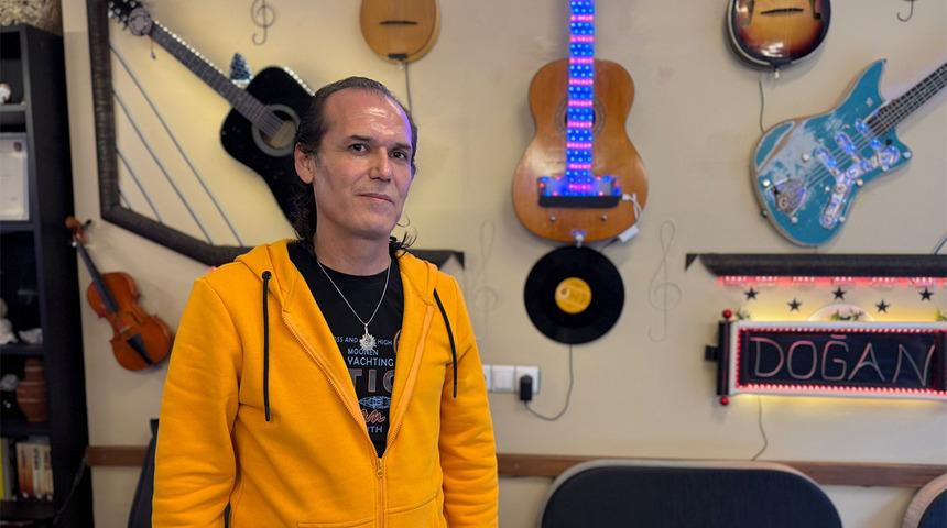 Her yer enstrüman... Gören berber değil müzik mağazası sanıyor! Tavana başını kaldıran onu görüyor