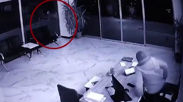 İstanbul'da AK Parti ilçe binasına saldırı! Kaldırım taşlarını attı: Her yerde aranıyor