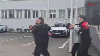 Sıktıkları mermi başına isabet etti... Olay yerine geri dönüp video çekmişler! Genç adamın hayati tehlikesi sürerken husumet nedeninin borç olduğu ortaya çıktı