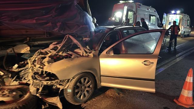 Edirne'de traktörün römorkuna çarpan otomobilde 1 kişi öldü, 1 kişi yaralandı