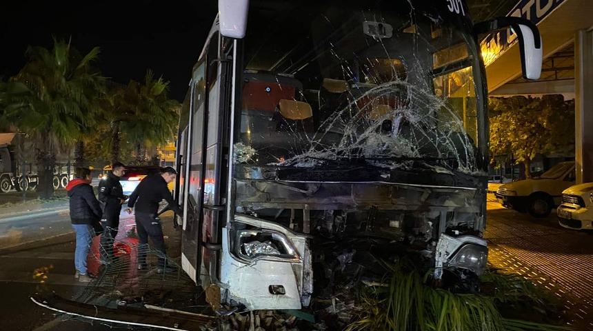 Antalya'da tur otobüsü ile çarpışan otomobilin sürücüsü öldü