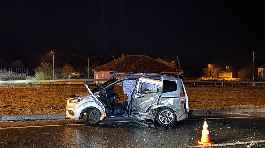 Uşak'ta otomobil ile hafif ticari aracın çarpışması sonucu 1 kişi öldü, 5 kişi yaralandı
