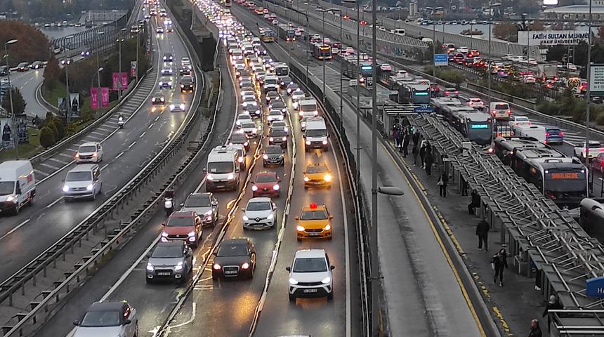 İSTANBUL YOL DURUMU | Ara tatil bitti, haftanın ilk gününde trafik yoğunluğu