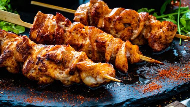 Sırrı sosunda: Enfes soslu tavuk şiş tarifi! Fırında tavuk şiş nasıl yapılır?