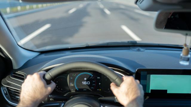 Otomobillerde ön camın altında, konsolun üstünde yer alan minik yuvarlak çıkıntı nedir, ne işe yarar?