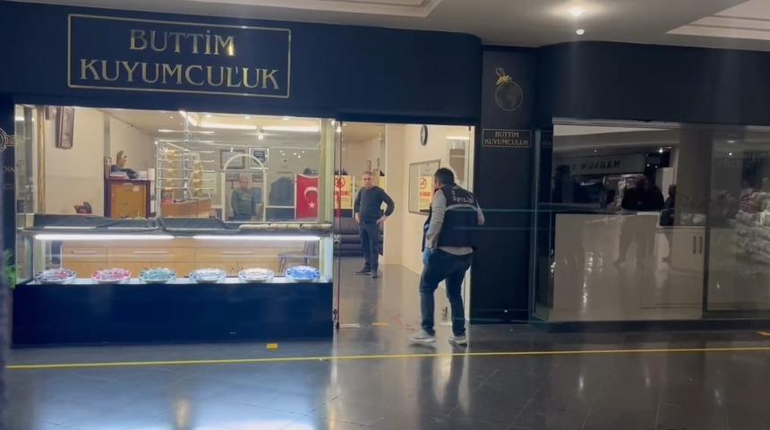 Film sahnelerini aratmayan anlar! Önce kuyumcuda husumetlisini vurdu sonra kamyon gasp edip kaçtı...