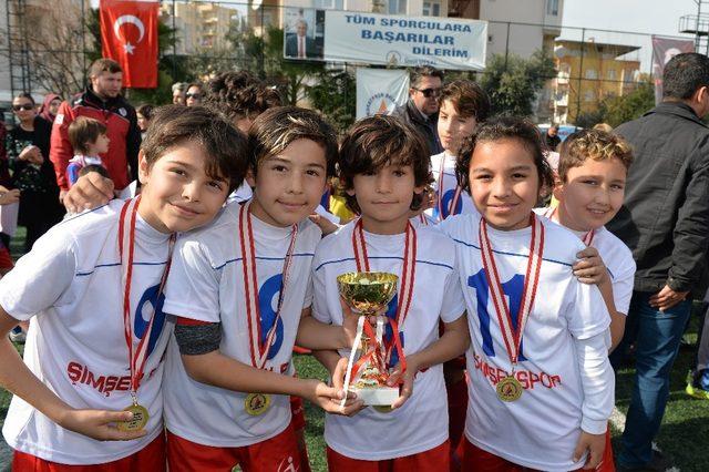 Muratpaşa’da minik yıldızlar için futbol turnuvası düzenlendi