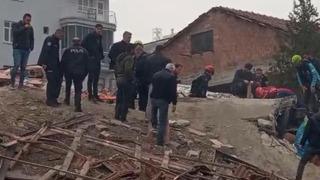 4 katli binanın yıkımında facia! Kepçe operatörü enkazın altında kaldı: Çok sayıda ekip sevk edildi